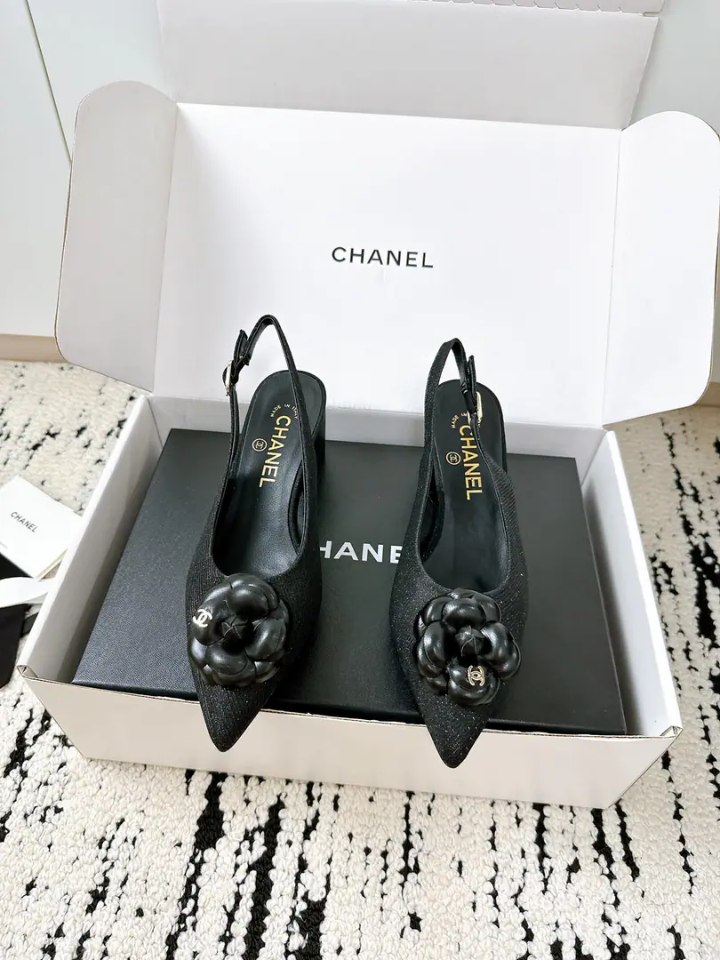 🏧𝗖𝗛𝗔𝗡𝗘𝗟Little Fancy. Mountain tea flower.🌸Spill your head with sandals. The first time I saw it, I was grassed. Super gentle and generous. A little shoe, a lady. It's a very good touch. High-level, high-quality. The shoe face is original cow skin. Uchi./I'm gonna get a little bit of a sheep-skin. Italian imports are so thick. Codes35-41 [40.41Custom] [⚠️Need a plane box.+]