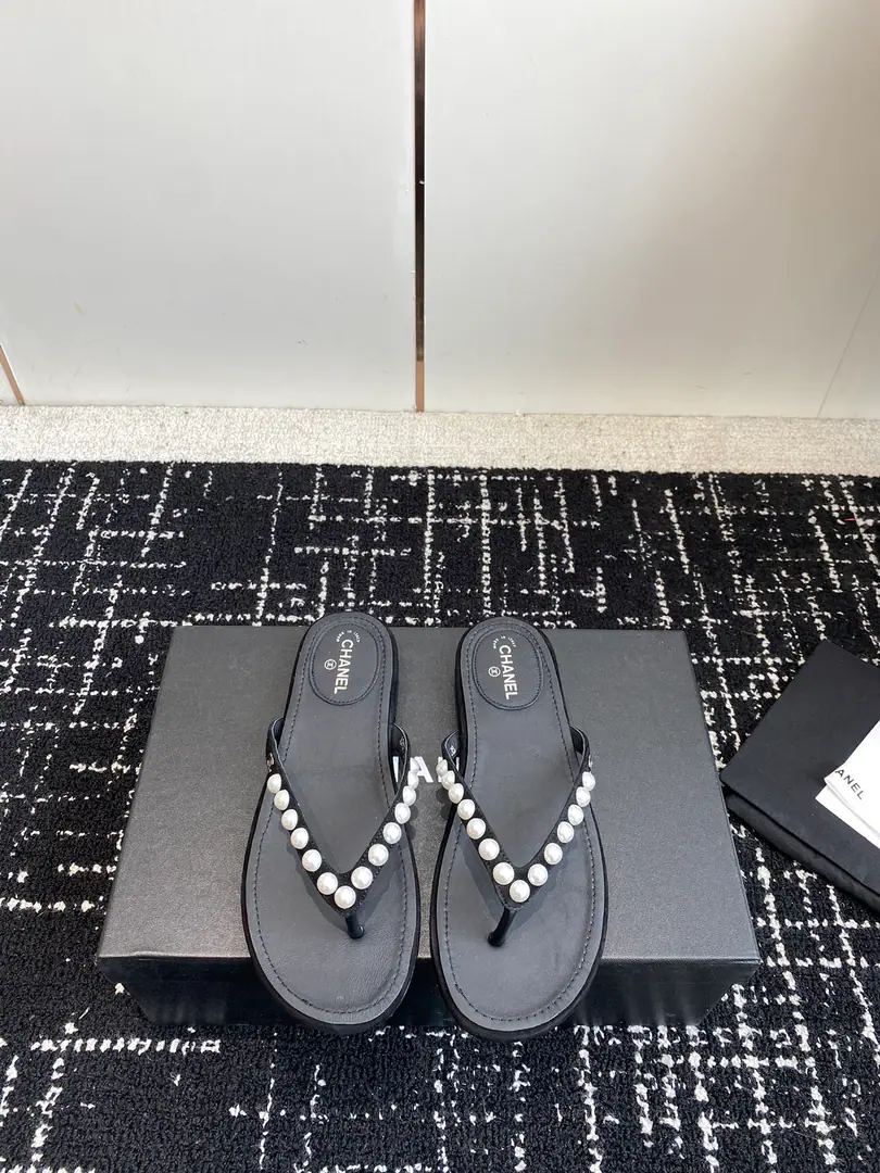 Requisition level CHANEL 24ss Spring and summer, with the pearls on your feet. Summer's a long way from being free. And the pearls are embedded. It's so delicate. Isn't that beautiful? The upper foot is so beautiful.！ Shoes face customize the skin of the lamb in its original form Imported sheep skin inside. Italian imports of cattle and skin Size: #35-42（40 41 42Make a no-refund order.）