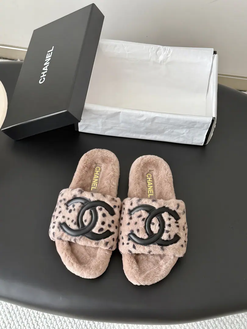 🏧𝐂𝐡𝐚𝐧𝐞𝐥 26KNew fur slippers.！ This is so cute.～ ♪ Soft and fluffy hair ♪, It's warm and warm.! I'm gonna raise my legs.! Autumn and winter with socks and lazy. The upper feet are really nice and fashionable.!It's so beautiful.! Import wool, ♪ My hands are so delicate and so soft and smooth ♪ Original model rubber bottom Size: 35-41（40/41Custom）