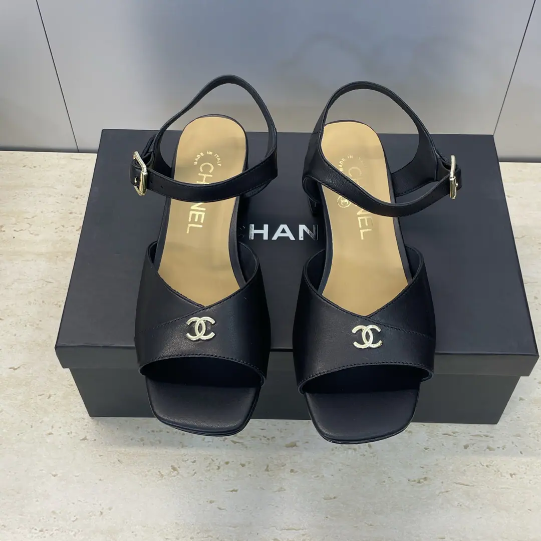 Plant prices CHANEL Chanel. 2026The new Roman-style girls' shoes are on the show in the morning. It's a little letter.logoThe fish with the red-collar head are low and smutted and empty. Material: I'm a mixed-skinned goat.+In the skin of the sheep.+Original Open-Fixed Metal Bumper+Italy is a big-ass country. He's tall.:4.5CM Size: 35-41(40.41Custom without re-offer）