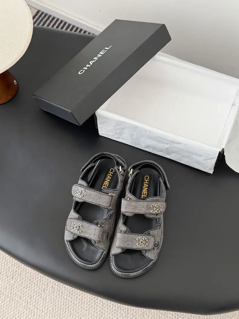 [ That's a little skin.+30 ] 🏧𝗖𝗛𝗔𝗡𝗘𝗟 New magic with the classic sandals. Top Quality Original Customise Requisition level！ All the colors are in my house.！ Import of specific flour+Foot./The inside sheep.+Rubber bottom Original hardware button design, It's simple and fashionable. All with cabinet top packing！ Size:35-41 [40.41Do it.]