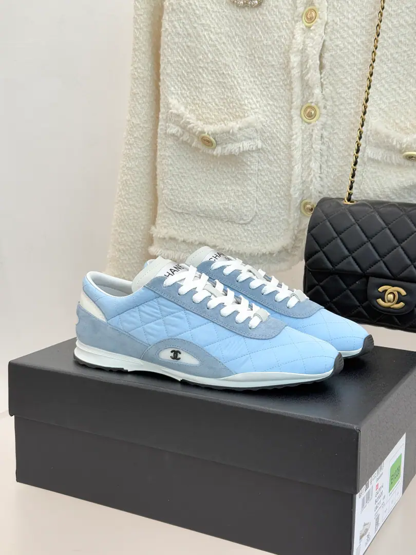 🏧𝗖𝗛𝗔𝗡𝗘𝗟New doubles.CDrigg's leisure shoes. These sneakers are the work of the early spring., Top！ Signal diamond-gring to shoe-faced 3-level Smart-looking.CThe hardware is in the middle. Explain brand genes.. Hand-sewing threads are neat. The layout is superb. Perfectly echoing the Lake Como for vacation inspiration.. Light rubber soft-ball subsides. Peach powder., SkyBlue has a new filter. With skirts or jeans. It's all right. ♪ Easy to wear the French extenuating and elegant ♪. The fabric is customized in the original version The inside feet are all sheep's skin. Original modeling, slide-proof floor size: 35-39（40/41Custom）