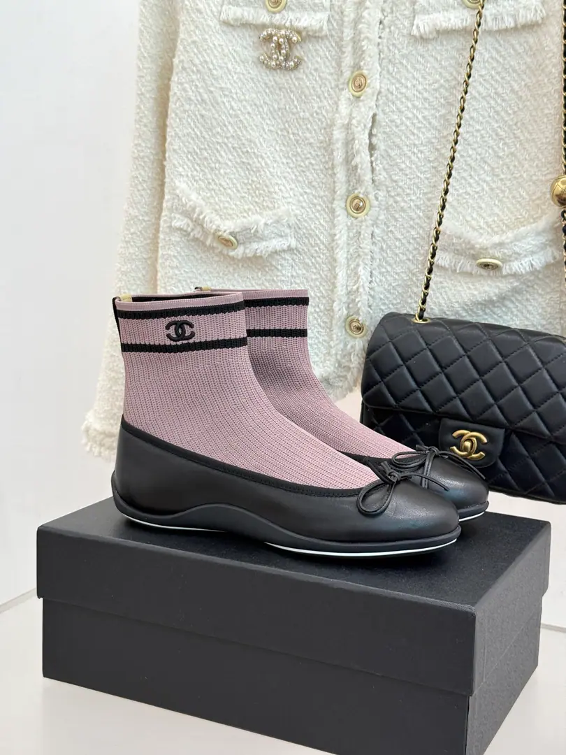 🏧𝗖𝗛𝗔𝗡𝗘𝗟New butterfly knots. - A free-bare sock boots. Facework customized leather with original The inside feet are all sheep's skin. Original modeling, slide-proof floor size: 35-39（40/41Custom）
