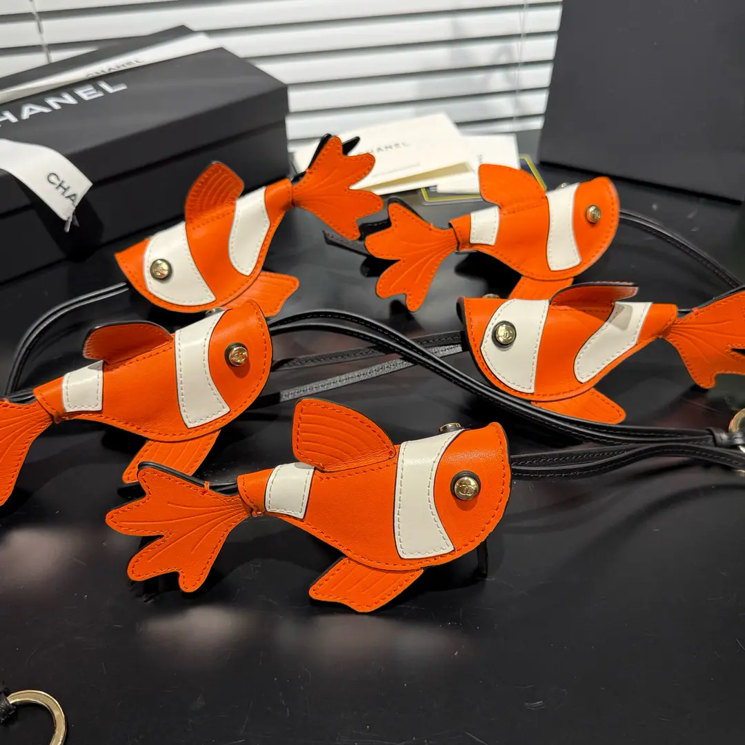 LargeHTake a picture of it.！OHANEL🚩🚩🚩❗️New❗️Kaori! The Si-Wall.🐟Little goldfish. I'll pack the clown fish.𓆜It's all new.Chanel Coco BeachSummer capsule series, By《Total mobilization of the seabed》Clownfish.Nemois core element, I'm a man of my clothes., Bag., Shoes and accessories., I'm putting a childhood-friendly hang-up on Chanel Beach., Hang up the keys., I'll be fine with the strap., Yes.2026Chanel's lightly equipped., Put a brand-marked grace on every single item.. Long rope.28cm Goldfish.14cm Chief40cm