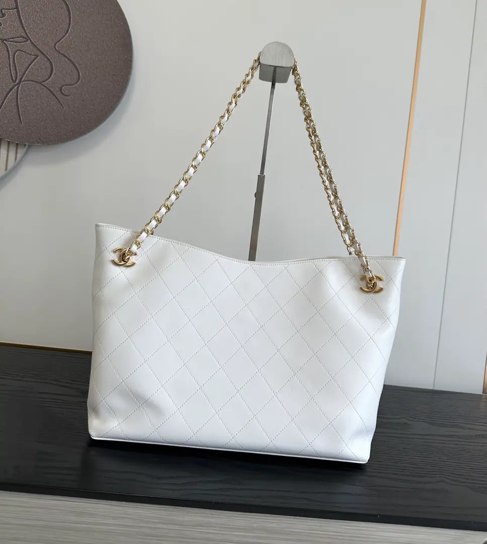 OHANEL🚩🚩🚩26ss- The slings are under the bag.💼The design was really great.!The bag is a simple, generous diamond.~ Two-sided metal hardware and a new pair.CButton, I'm gonna put my soul into the whole thing.🐮Skin is soft and delicate and practical.√Internal skin！Slash ChaindiyVarious back-ups., - The armpit.hobo, Hand-stamp...The top is so cool. It's a different style., Sweet salt.! Dimensions: 38×25×9.5Cm 66971