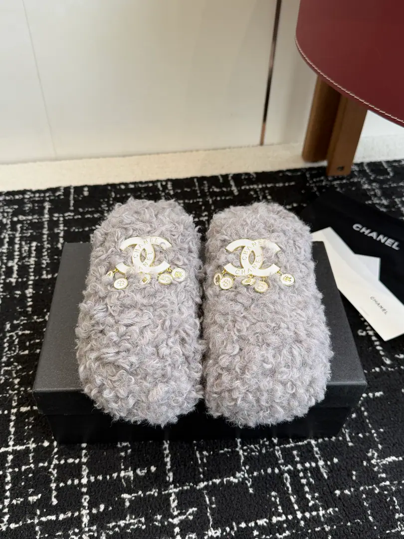 Requisition level Chanel Classic DoubleCFurry slippers.！This is so cute.～ ♪ Soft and fluffy hair ♪, It's warm and warm.! I'm gonna raise my legs.! Autumn and winter with socks and lazy. The upper feet are really nice and fashionable.!It's so beautiful.! Imported Teddy Moo. ♪ My hands are so delicate and so soft and smooth ♪ Rubber Bottom Size: #35-39（40 Make a no-refund order.）