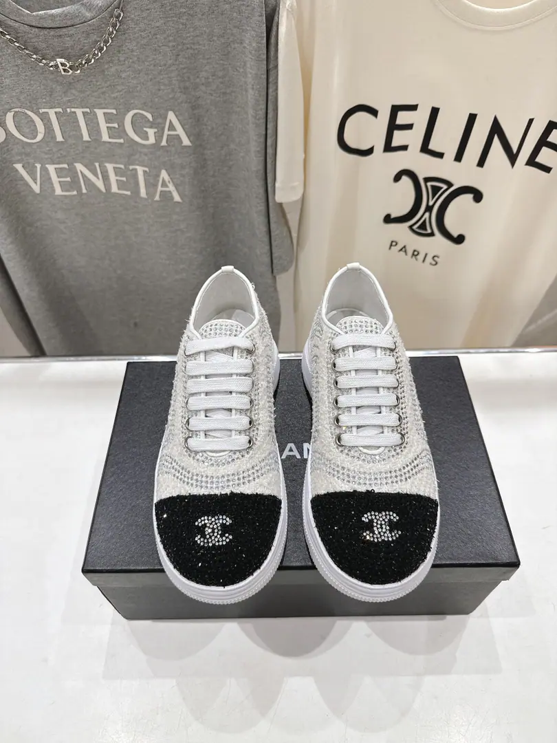 High Version Out ChanelChanel.F Kaori! 2026ssA new one, a nice, hot, white shoe. Biscuit shoes. Top Version～Original development, model You're a good guy. I'm not afraid of wide feet. I don't know how to fatten my feet., Nice feet and comfort.！It's very light.！I'm comfortable with air.！Super White It's a real blast. ✔Shoe.: Imported hot-drilled shoes. ✔Uchi.: Lamb skin. ✔Otsumi!: Original version to open ✔Size: 35-39 （40.41I'll make sure I don't change it.）