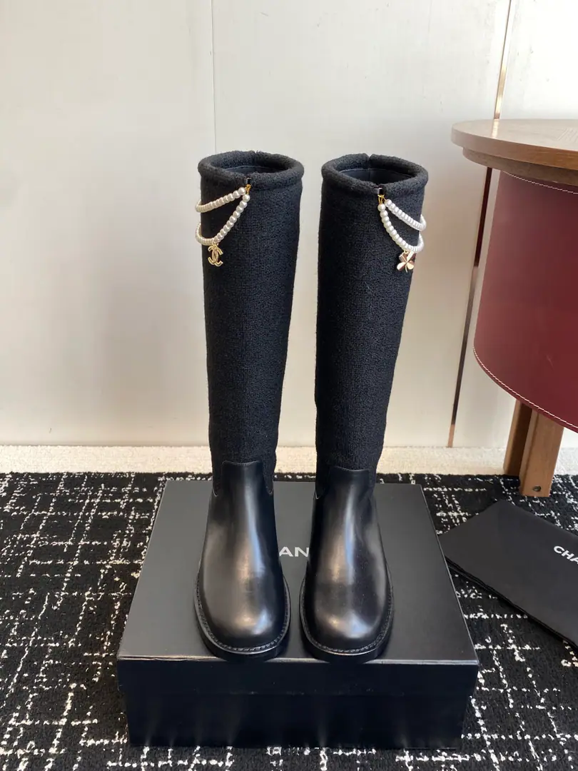 Requisition level Short High boots. Chanel Chanel.25Xiaoixiang is a big-footed knight with high boots.！The Retro Martin boots. A unique Wester Boots Design A smooth curve, The edge of the irregular is like a free line in the wilderness.！It smells like sex.. Let every step be undisturbed and delicate.！ Whether it's a pair of accelerator suit pants or not. ♪ Make the city cool, wind ♪ Or a dress that's a little more like it. ♪ Collapse into the beauty of a tender symbiosis ♪. Or with jeans. The western scene of the original juice.！ Use imported cow skin on the shoe. Template - Open fabric. The insides are covered with water and skin. Size: 35-41（40 41I'll make sure I don't change it.）