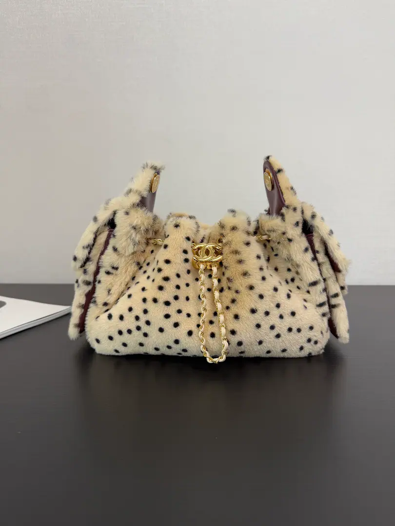 Current 26ALeopard tattoo25bag mini​​ Short-feather wool.+Brown Spots, Stylish and stylish.✨Gold doubles.CMark+Skin-stuffed., Classic elements full of. Mini-size., It's easy to carry., It's perfect for the day out and for the den.！JennieSame paragraph, Fashion ring is a bust., It's more sophisticated with light-coloured clothing.💼 （20×22×12.5cm） 99480