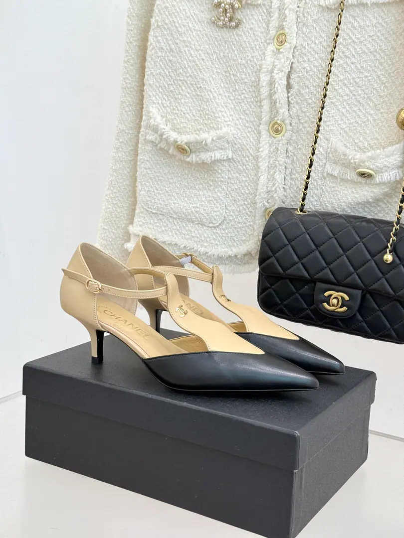 Plant price CHANE*｜Kaori!26CThe Spring's a new pair.C Heel-shoes in the colored head. WhenCoco ChanelThe two-coloured beauty of the creation. And when I meet these shoes, I'm using the classic re-fashionable definition.. Marked pointer cutting and cutting edge extension lines Two metal pairs of shoes shining on their side.CMarking No, I don't want to. It's a low profile brand. The slant is a elegant suit on the left side of Paris. A long skirt with a long face and a dinner with a big light. Let every step be on the French romantic rhythm. ExtensionChanel“Styles Forever”Legendary.. The fabric is customised for sheep skin. The inside feet are all sheep's skin. Italian imports are so thick. size: 35-39（40/41Custom）