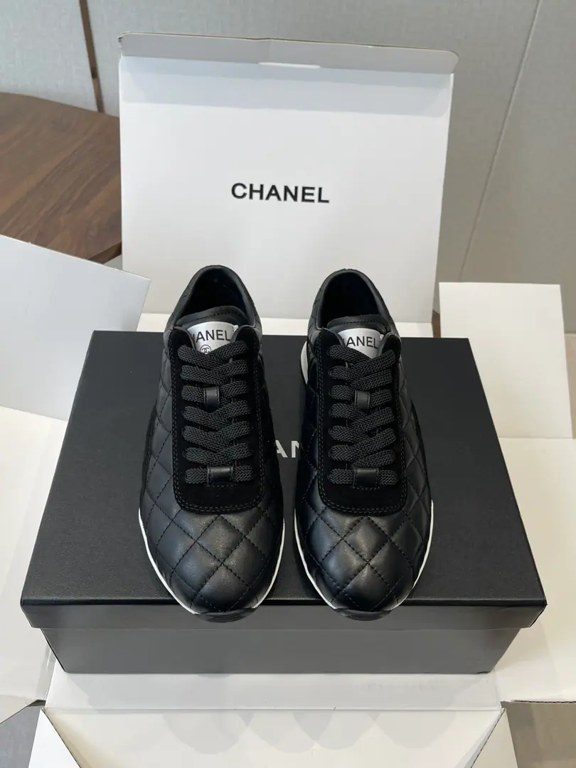 Holly!CHANELChanel's Gingart shoes. Tennis shoes. Leisure Sports shoes Original procurement development Make the goods. Siu-sumi's latest hidden tennis shoe is a soft-drink tattoo. Soft little sheep skin with big shoe tongues and classic doubles.C logoThe most ancient feeling is the most colorful black and white. cocoA girl's own leisure shoe. Shoe bottom nail design Super soft. Fabulous.: Original customized for little sheep-pittish. Uchi.: Import custom sheep skin+The net. Shoes under the sole.: Original modeling and nailing rubber material Size: 35-40（40Make a no-refund order.）
