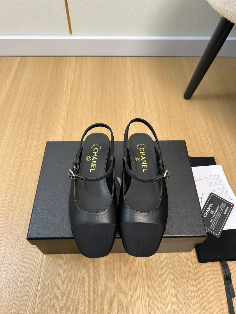 🍸CHANELChanel. | 2026ˢˢ Kaori!2026Spring and summer brand new. The new salesman's half-shoes series.〰 Love at first sight.💘 Little Red Book pushers with sandals., It's a good match., You have to be a fashionable man., Ms. Hsiang loves Jane and can't resist it./The combinations show a different style of dress., Free to shine.⚡️⚡️⚡️Stay close to Grandma's fashion steps.！！！Zoom in on the details.✔Original Open-Fixed Metal Bumper ✔Top-level version acquisition level&The little one's welfare.😄 Thick Increase Super thin. This year, fairies.🧚‍♀️It's a fashion stand-alone thing.[Celebrate.] ♺Shoe.: Original customized sheep skin ♺Uchi.: Import of sheep skin ♺Otsumi!: Italian imports are so thick. ♺Bottom height: Floor ♺Codes: 35-41（40.41Custom without re-offer） ♺Plant price