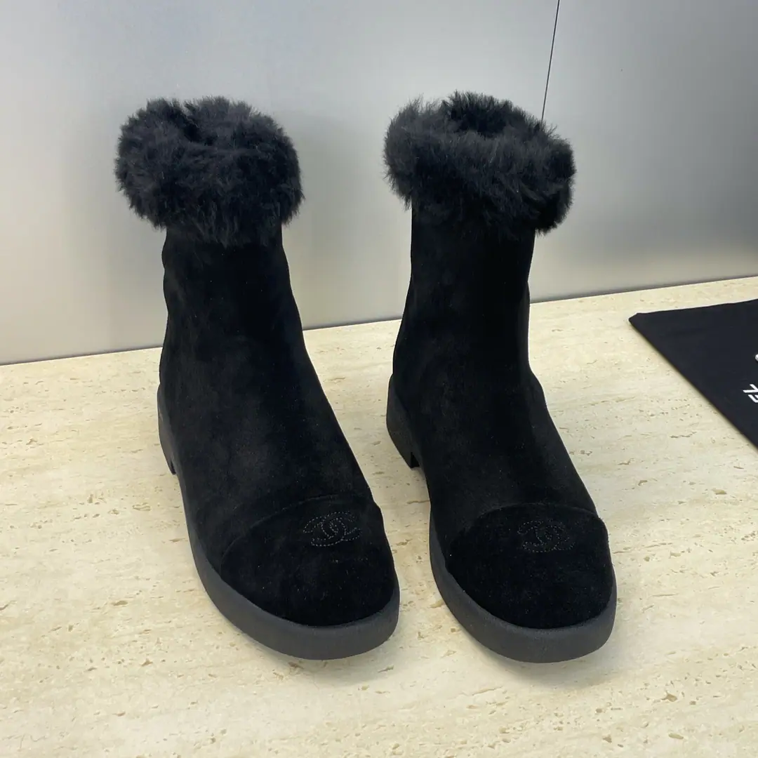 Plant prices Chanel Chanel. 2025Autumn and winter, a new lamb wool to keep warm and snowy women boots. It's a little letter.logoThe hardware is rounded down and the zipper boots are in the back. Material:Shoes are imported into sheep, skin.+In the lamb's wool.+Original version to open He's tall.:2.5CM Size: 35-41(40.41I'll make sure I don't change it.）