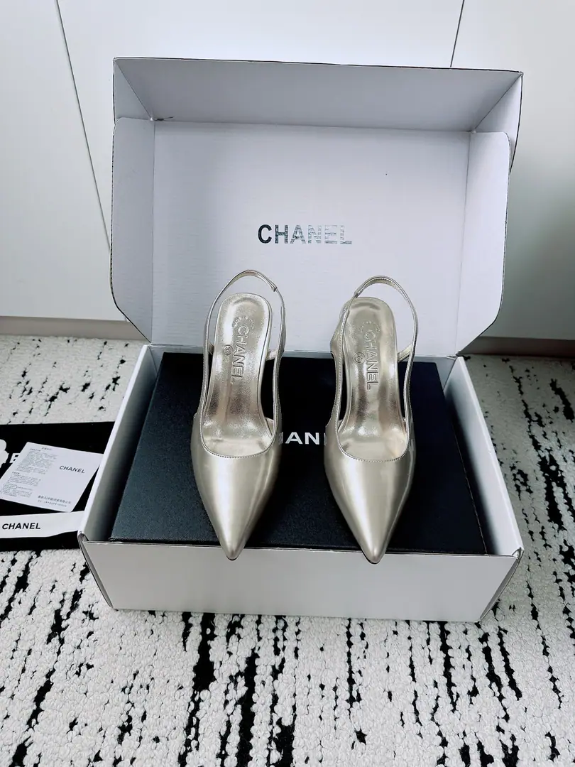 🏧𝗖𝗛𝗔𝗡𝗘𝗟Little Fancy. High heels. The one behind the pointy head. Top Cycling The first time I saw it, I was grassed. Super gentle and generous. A little shoe, a lady. It's a very good touch. High-level, high-quality. Shoe surface customized materials Uchi./I'm gonna get a little bit of a sheep-skin. Italian imports are so thick. He's tall.4.5cm Codes 35-41 [40.41Custom] [⚠️Need a plane box.+]