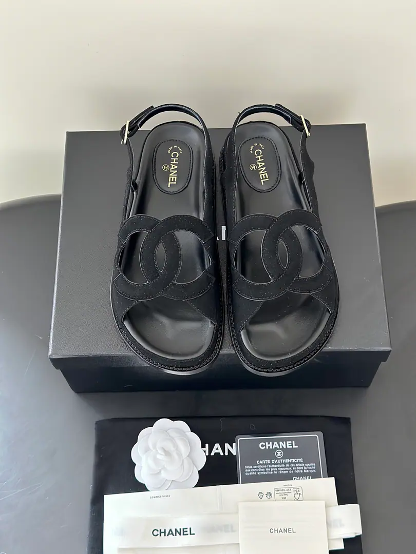 Chane*New paragraphlogo- Skins. Summer Shoes cabinet, soul racer., I'll be the Chanel of these.C- Skins.. The iconic stereos are interwoven.CCurtain, A simple recognition of brand genes., Combination with a soft, thick, bottom-set style, Balancing the colour values, Increased height and comfort., Unlock the multiple possibilities of wearing all summer.. A fine pair.CEmpty design, Jane is full of recognition., Leather skin is delicate., Shoes are loose., Foot modifier., No foot.. Salt is sweet., Leisure vacation., I'm shopping everyday., All matches for date travel. The shoe face is imported in the original form of sheep's skin., The skin details are the same as the original., In the lamb's skin., Unique customlogo It's super-lighty. Size: 35-41(40.41I'll make sure I don't change it.)