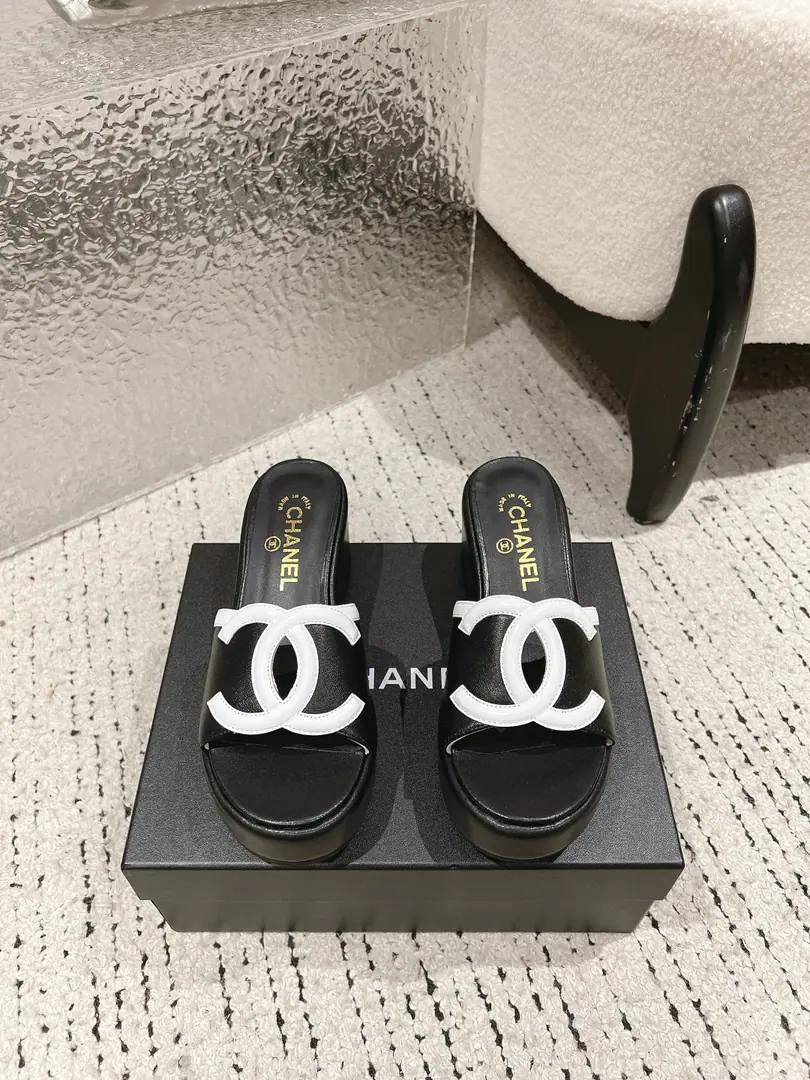 🏧𝗖𝗛𝗔𝗡𝗘𝗟Spring and summer brand new. Original Top Level DoubleCThick slippers. The season's fake duffle series is really beautiful.！ It's a beautiful foot.😍 How do you look?👍🏻 ꫛꫀꪝ Go➫ Material Shoes face is customized with original The insides are all sheep's skin. Original modeling, slide-proof floor Codes: 35-39（40/41Custom）