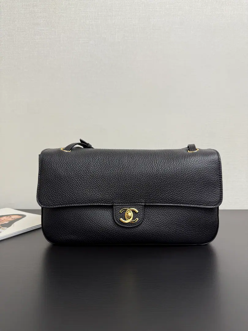 Current26s GDSame paragraphMIX- The mouth cap. It's all black and cool, wind., Welding the high senses., Retro and atmospheric., A proper shape of soul., All black.lookIt's more obvious than anything else., It's more story-telling taking pictures.maxi bagIt's really perfect for spring., It's a good time to be able to live with the formality., You can raise your profile when you're out of town., Fashion is so good.🥂 size: 32cm99575