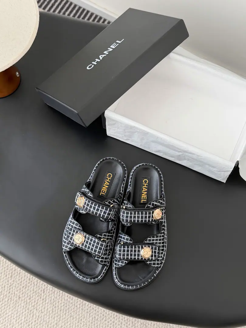 [ That's a little skin.+30 ] 🏧𝗖𝗛𝗔𝗡𝗘𝗟 New magic with the classic sandals. Top Quality Original Customise Requisition level！ All the colors are in my house.！ Import of specific flour+Foot./The inside sheep.+Rubber bottom Original hardware button design, It's simple and fashionable. All with cabinet top packing！ Size:35-41 [40.41Do it.]