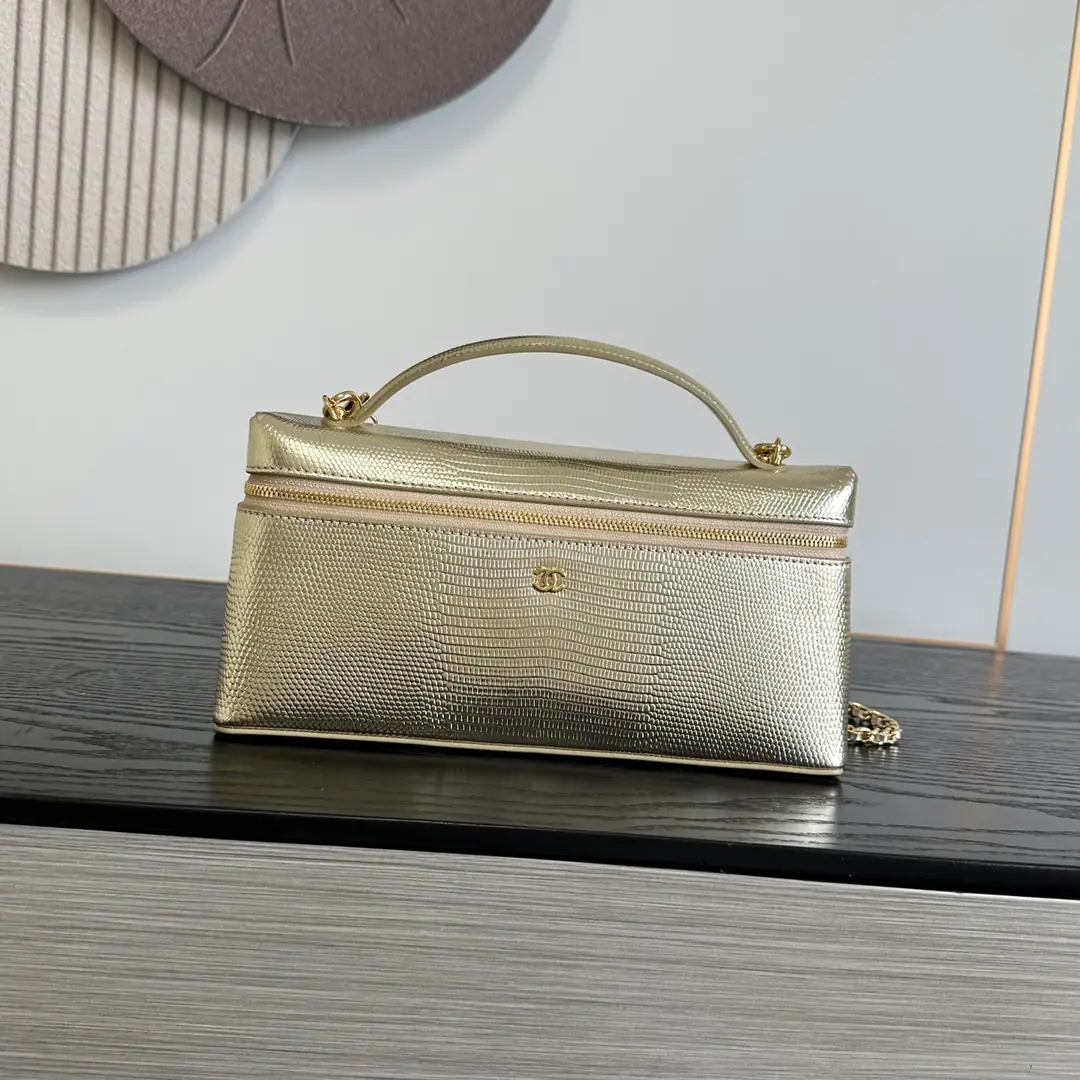 《Lizard.🦎Skins.》Gold！《Cross-section》OHANEL🚩🚩🚩26BAdvanced Handicrafts 🌠🌠🌠LpBox.🖤Advanced HandicraftsLPThe old money is a feeling of the well-packed food box., - It's a grinding resistance., I don't worry about wear or tear.～The cross-sectional sprawl is falling apart., Horizontal zipper., Deep inside, super-capable., ProMax+Pizza.+The makeup is all light.[Cool.R]Light gold metal binaryCLow profile atmosphere.～Bring your own short handle.+🉑️We'll take the skin off and wear the gold chain.[Beauties.R]With all the French names on your hands, you can see.～The slashing back is a relief., I can't make any mistake with the commuters.！Dimensions: 12×25×5 cm
