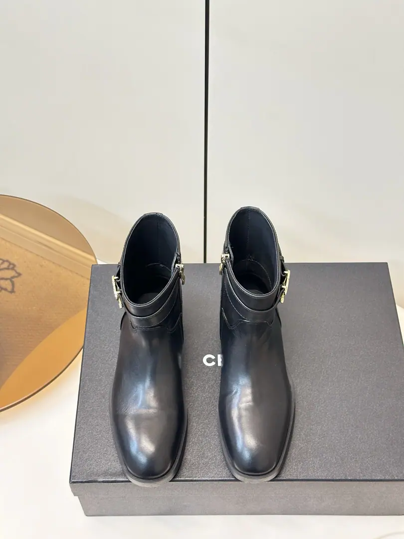 Chanel Chanel. The new metal belts and boots in the morning and autumn. Form Bottom, That's a little skin. A simple boots with a resemblance of the atmosphere., Soft with round boots with a ring belt., Metal swirl as a dot-and-dot., Side zipping design, It's a combination of beauty and ease of wear.. A classic boots type for the atmosphere., Balance elegant gas and real-fashion properties, It's not easy to look old., It's a hundred boots in the autumn and winter closet.. Shoe.: Bullskins. Uchi.: Bullskins. Otsumi!: That's a big one. size: 35-40Code（40 41Code custom is not to be changed） He's tall.: 2.5cm