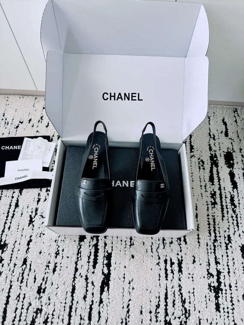 🏧𝗖𝗛𝗔𝗡𝗘𝗟New heel shoes. Top Version Exceeded design It's a perfect match for the day., No matter how high it is. It's not even a good quality.. Small-form design You're skinny and you don't pick your feet., It's a great foot., Nice and high-class.！It's worth the group.getSame paragraph！ Shoe.: Import of sheep skin/Painted skin. Uchi.: The sheep's skin is in the ground. Otsumi!: Italian imports are so thick. Codes: 35-41 [40.41Make a reservation.] 【⚠️Need a plane box.+】