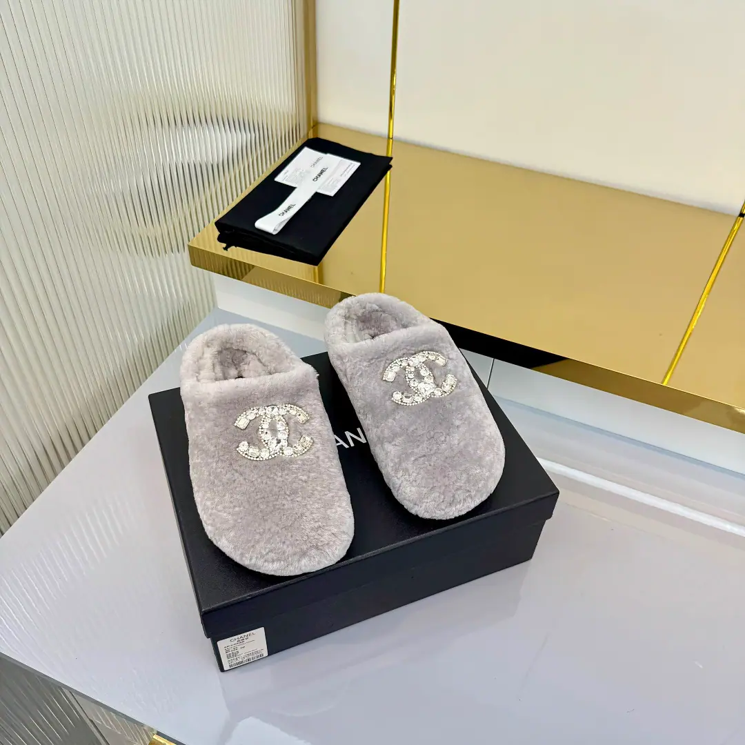 Plant price Chanel Chanel.25SsAutumn and winter money. Furry slippers.‼️ The shoe face is a classic combination of letters., The whole shoe is so hairy and comfortable., And the upper foot is about to fall into love.！It's like a winter.🔥. Shoe.: wool. Inside, put your feet on the inside.: wool. Shoes under the sole.: Rubber Bottom Codes: 35-39（41）I'll make sure I don't change it.）