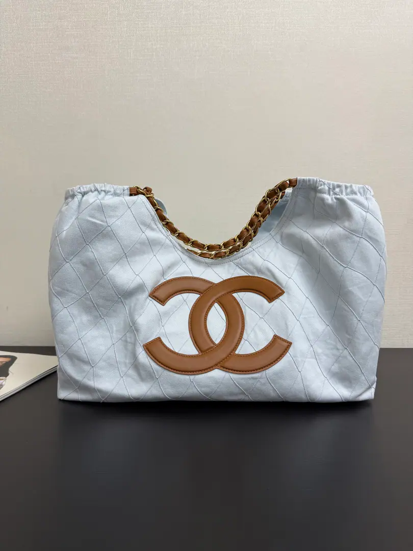 Current 26M Coco beachTote bag blue. 26MTote is the bag of treasure walking on the beach., Come on, get me this one!🥳coco beachThe most worthy one. Self-respect and super-fuge., It's a French laxity that's not too hard.‼️The chain shoulder is single-handed., The utility of super-capacity., It doesn't affect its spirit at all.～The romance and the laxity of the summer have been captured by this one.～ size: 20×43×17cm. 99587