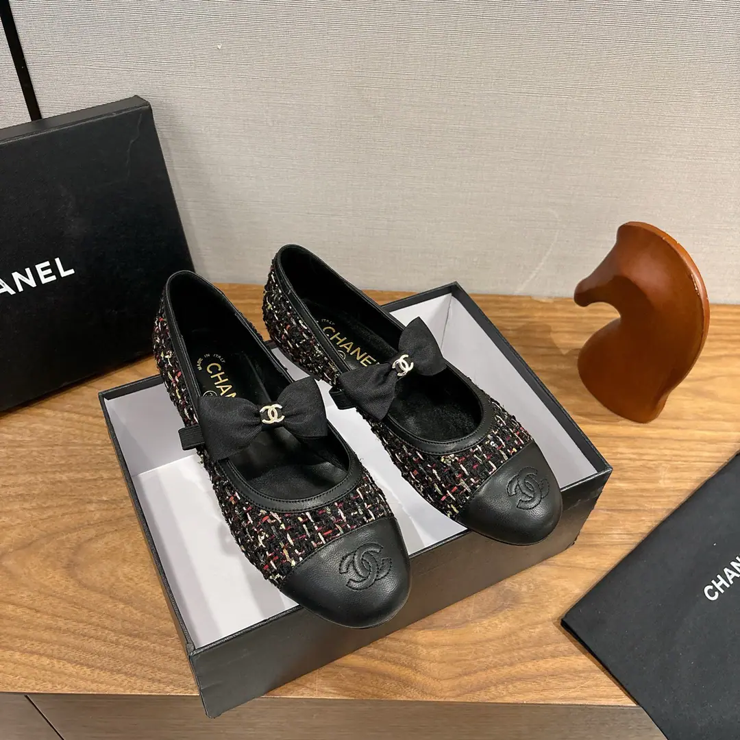 Get out of the factory. CHANEL Chanel. 25ss Spring and summer show. Mary Jane. Single shoes. The first time I saw it, I was being set free to wear it in the light of weather.！I'll put my socks on and make my shoes cute.！The second is the magic princess. The shoe face is imported with sheep skin. Import paints Original open-forming material The silky skin inside. I feel so good about my feet. The skin is very soft and skiny. Italian imports are so thick. Size: 35-39（40 Custom without re-offer）
