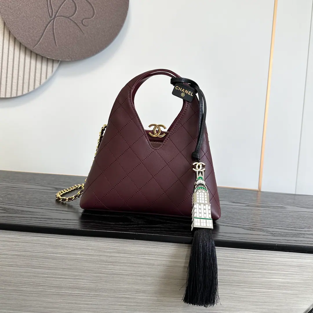 《Mini 》Wine.🍷RedOHANEL🚩🚩🚩26AWho's carrying the Black Golden Triangle bag of the Advanced Handicrafts?🌟Who's the senior?！It's a real second of falling., You have that kind of lazy and casual stuff.🤩🤩🤩The old French money., It's perfect.！This bag is the tip of my ass.HoboPackage, Super-unique., Walking on the street is not worried about the bag.！The diamond-strip black skin wears a high-glossy sense of light., The point is, it's got a red line., Just a little bit., The golden double.C Logo, The little sexy thing with the puncture is really good at women.！Don't look at it as a little bit of a prism., ⛓️⛓️It's really a really good capacity.！Daily air cushions, Lipstick, Cell phones, The keys are all in the car, and there's no pressure.. And it's a handheld design., And the classic skin-laden chain next to it., Both🉑️Single shoulder., And it can be straight.🉑️Hands., Styles to switch at random！！Dimensions: 23-23-7cm