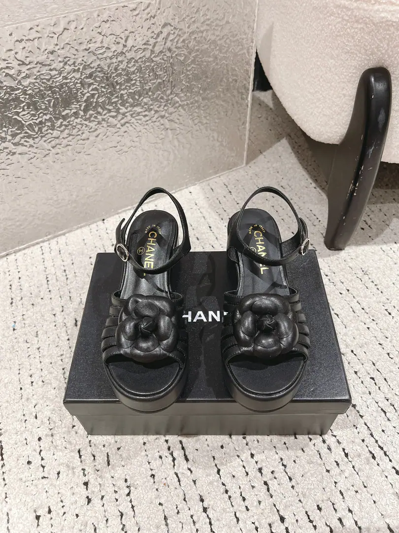 🏧𝗖𝗛𝗔𝗡𝗘𝗟｜Little Fancy. The classic series of sandals with thick mountain tea.！ The shoe face is imported with a little sheep's skin. The inside feet are all sheep's skin. Italian imports are so thick. size: 35-39 [40/41Custom]