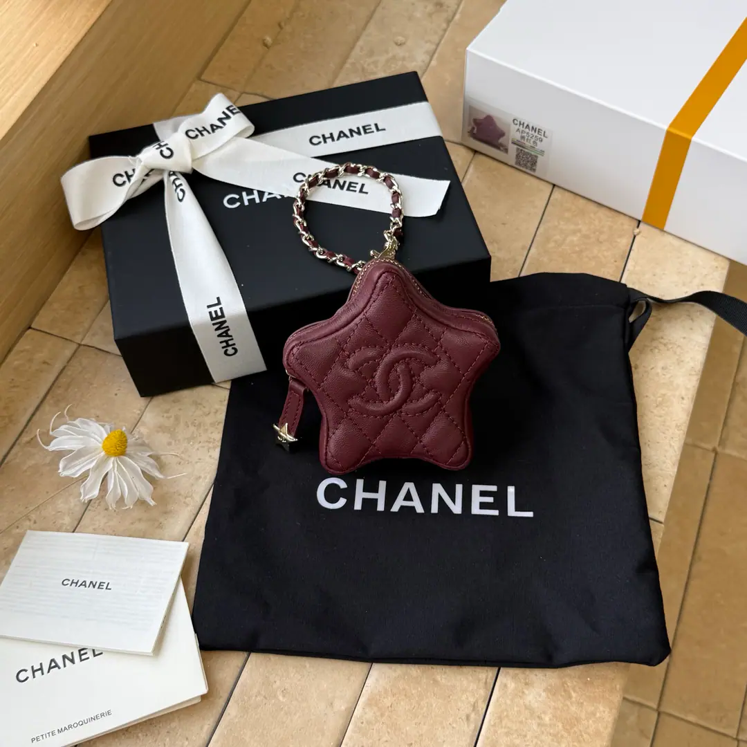 《Wine.🍷Red》CHANEL🚩🚩🚩26cStars hanging.🌟Five Point Point, Lamb-Skins, pocket wallet.🫶We can do headphones. Key bag.！The product uses all-sheep embroidery., The gold is a pentagram., It's beautiful.！It's a touch of heart.💚Five Point Stars can be zero. ♪ Beloved and cute ♪✨✨Unlock multiple backs., You can do it yourself.diyChain Slash, ♪ A very good and lovely man ♪！！Come on!❕❕ New❤️ ParagraphA
