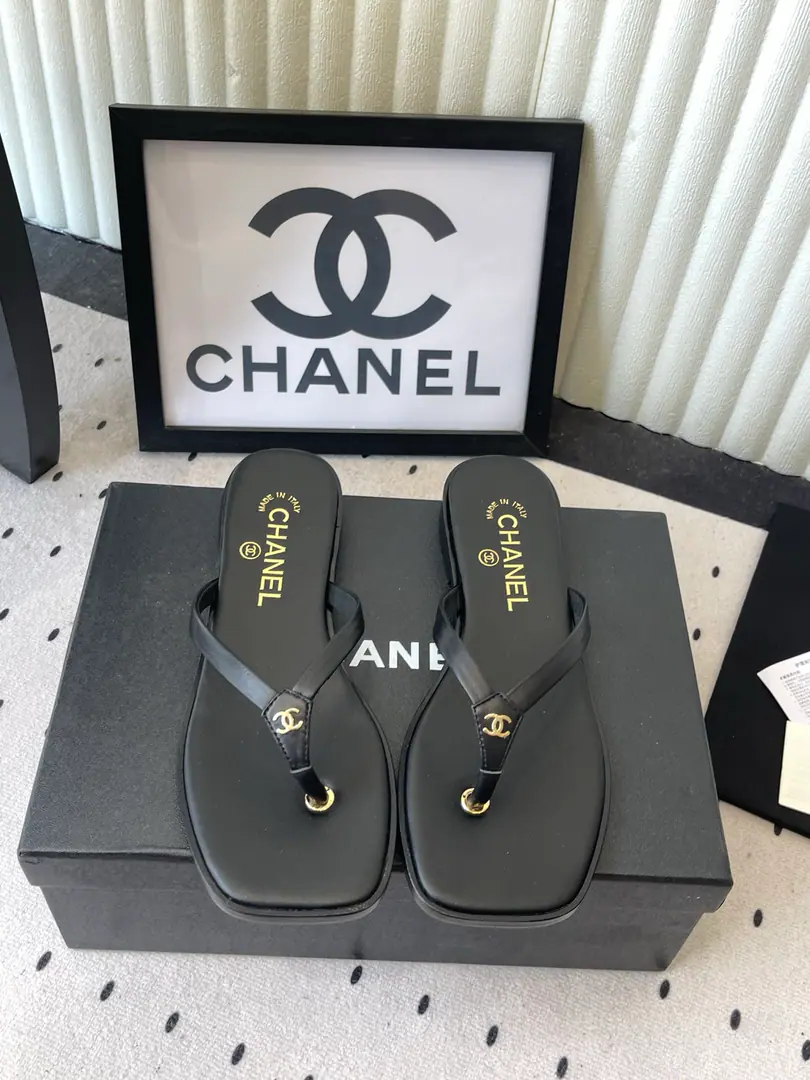 🏧𝗖𝗛𝗔𝗡𝗘𝗟New summer slippers with foot-tocks. High-Video Out Summers always need a pair of ecstasy slippers., These slippers were probably born for the moment of the heart.. A gentle bow., Every step is like a tiny starlight.. The pedals are a perfect design. Comfortable and cozy., Whether with jeans, we're gonna go to the beach and ride., Or a broken flower dress and coffee on the corner?！It can quietly add points to your shape.. It's like putting summer romance on your feet.. Shoe.: Lamb skin. Inside, put your feet on the inside.: Lamb skin. Codes: 35-41 [40.41Do it.]