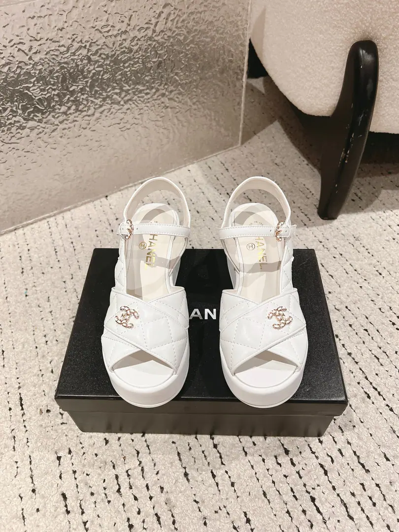 🏧𝗖𝗛𝗔𝗡𝗘𝗟The newest heel in the counter.. A bouquet of magic.！A new series of muffins will be required to pay for the explosion., The goddess series. 💃It's too hard to resist., Hearts.ing…… Shoe-faced cow skin./Weaver materials A fine parchment. The original membrane is a very good one.. Waterproofing stations4cm, Back up.12cm Top35-39 [40/41Custom]