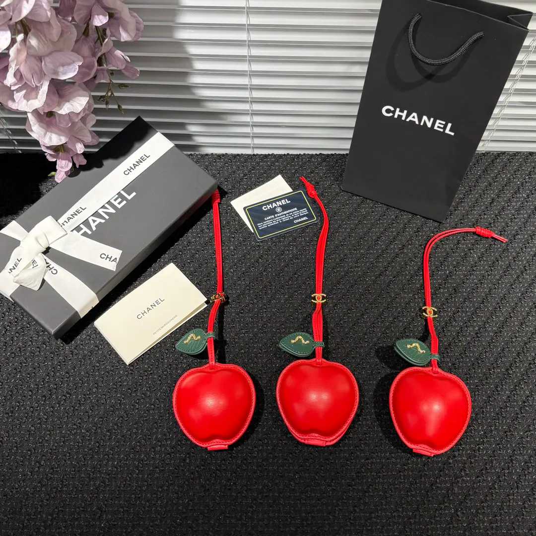 ❗️New❗️Kaori! Apple.🍎 Distribution as Charted Pack Who can reject a red apple?🍎 ChanelThis apple is really growing on its heart. The round-saturated red leather with small green leaves. Classic doubles.CThe hardware is full. It's a great job to hang a bag or a little bag. Colours and Essays Online Happy peace., With your own eyes.❤️ Hang up, Hang up the keys., I'll be fine with the strap., Yes.2026Chanel's lightly equipped., Put a brand-marked grace on every single item.. Long rope.30cm Apple.10cm Chief40cmLeft and right