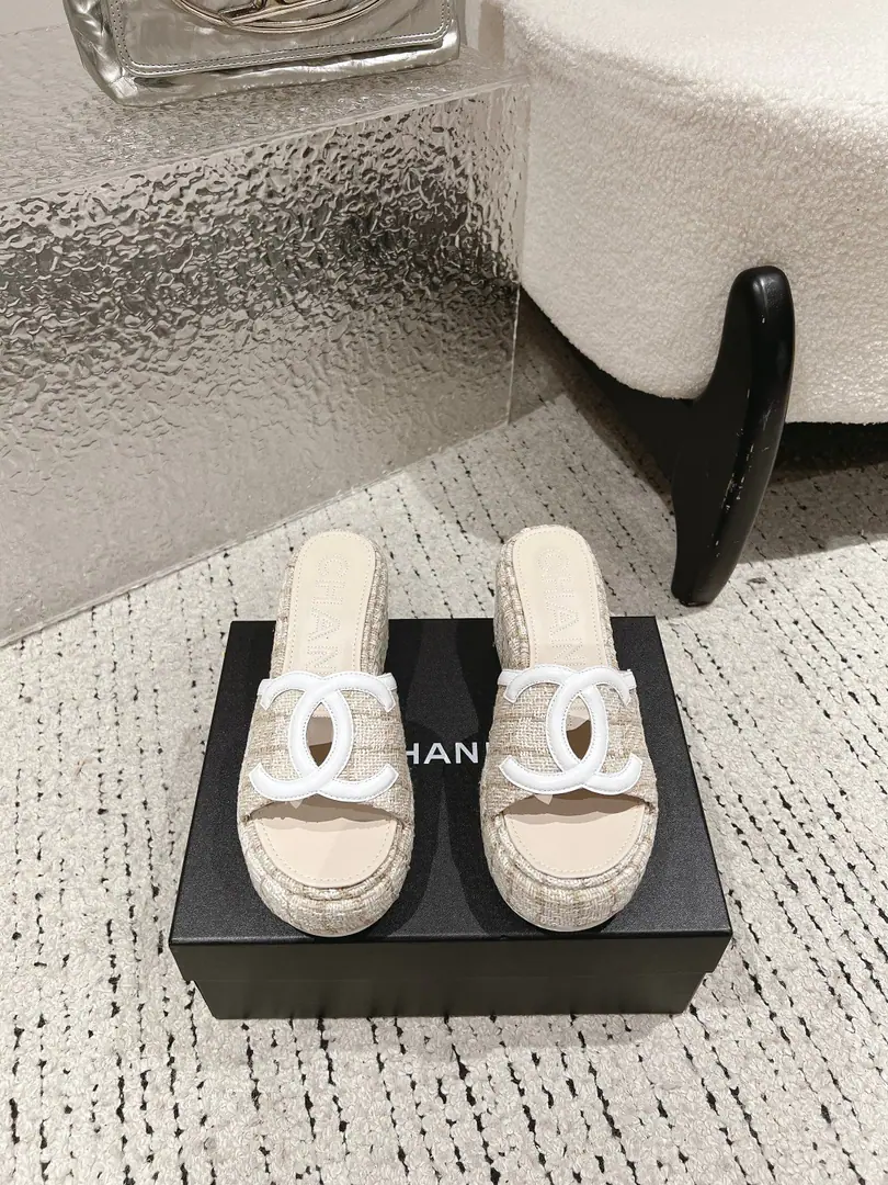 🏧𝗖𝗛𝗔𝗡𝗘𝗟Spring and summer brand new. Original Top Level DoubleCThick slippers. The season's fake duffle series is really beautiful.！ It's a beautiful foot.😍 How do you look?👍🏻 ꫛꫀꪝ Go➫ Material Shoes face is customized with original The insides are all sheep's skin. Original modeling, slide-proof floor Codes: 35-39（40/41Custom）
