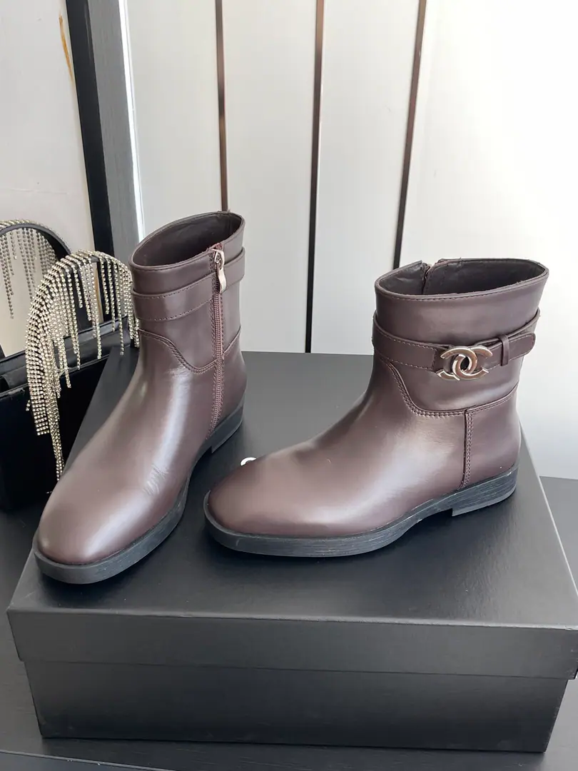 It's like a leather./That's a little skin. 🏧𝐂𝐡𝐚𝐧𝐞𝐥 Top new item. Original metal belt with knight's boots. DoubleCMetal belts, snap your eyes. The boots are so delicate and bright. The upper leg second becomes the straight leg.💃 Facework customized leather with original The inside feet are all sheep's skin. Italian original import base size: 35-41 [40/41Custom]