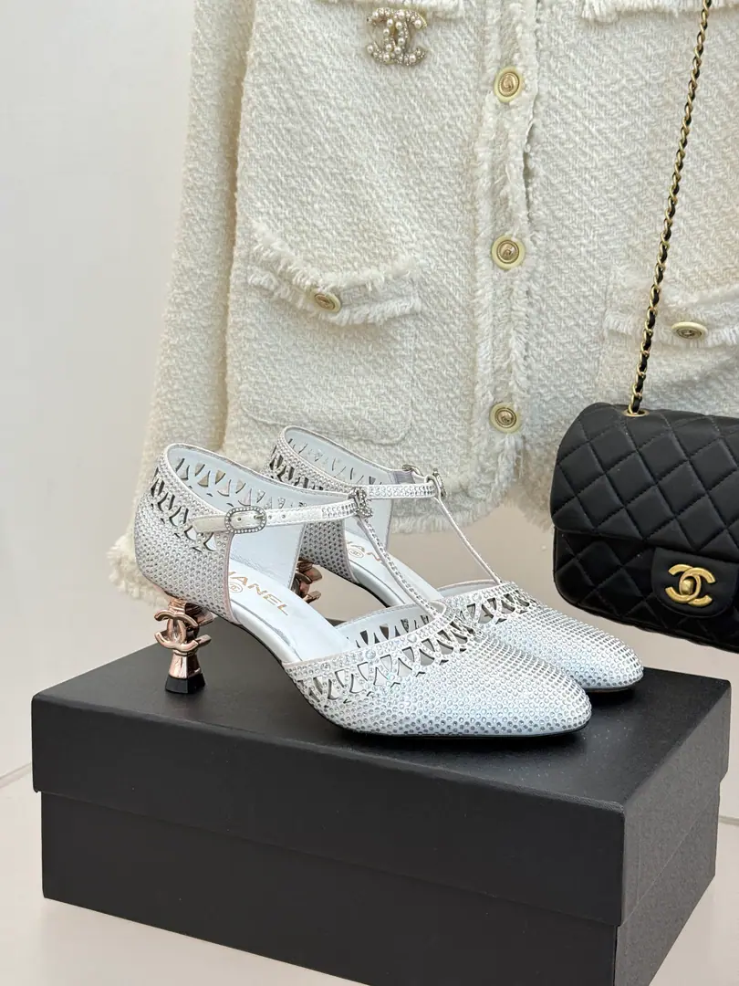 🏧𝗖𝗛𝗔𝗡𝗘𝗟New drill. TThe high heels. Top Facework customized leather with original The inside feet are all sheep's skin. Italian imports are so thick. size: 35-39（40/41Custom）