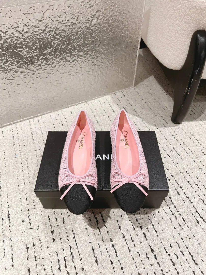 🏧𝗖𝗛𝗔𝗡𝗘𝗟Newest DoublecButterfly knots. Ballet shoes. Top Quality Original1:1Repeat Imported raw custom materials on footwear I'm putting my feet on the inside and growing a sheep's skin. The original open-up is really a big-ass custom. Size:35-41 [40/41Custom]