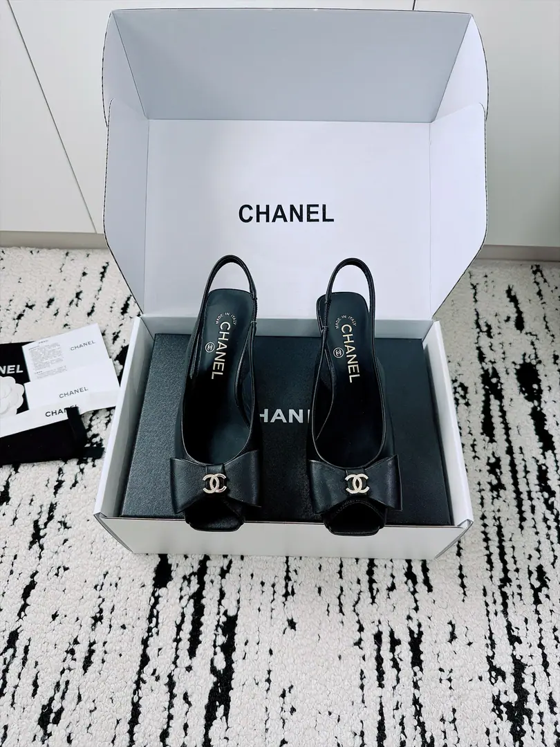 🏧𝗖𝗛𝗔𝗡𝗘𝗟The new one has high heels. Top Version The classic butterfly is a pair of heels., Butterfly knots are a good look., Stretch your ankles.. Nice and delicate and a balance of beauty and walking comfort.. Multi-Current Colour Selection, With a dress., The suit is all very colorful., A double-checking date is done., The perfect rich family.. Shoe-faced sheep's skin./The sheep./Custom Layout+I'll put my foot on the skin inside.+Italy is a big-ass country., He's tall.5.5cm Size: 35-39（40 41 Do it.）