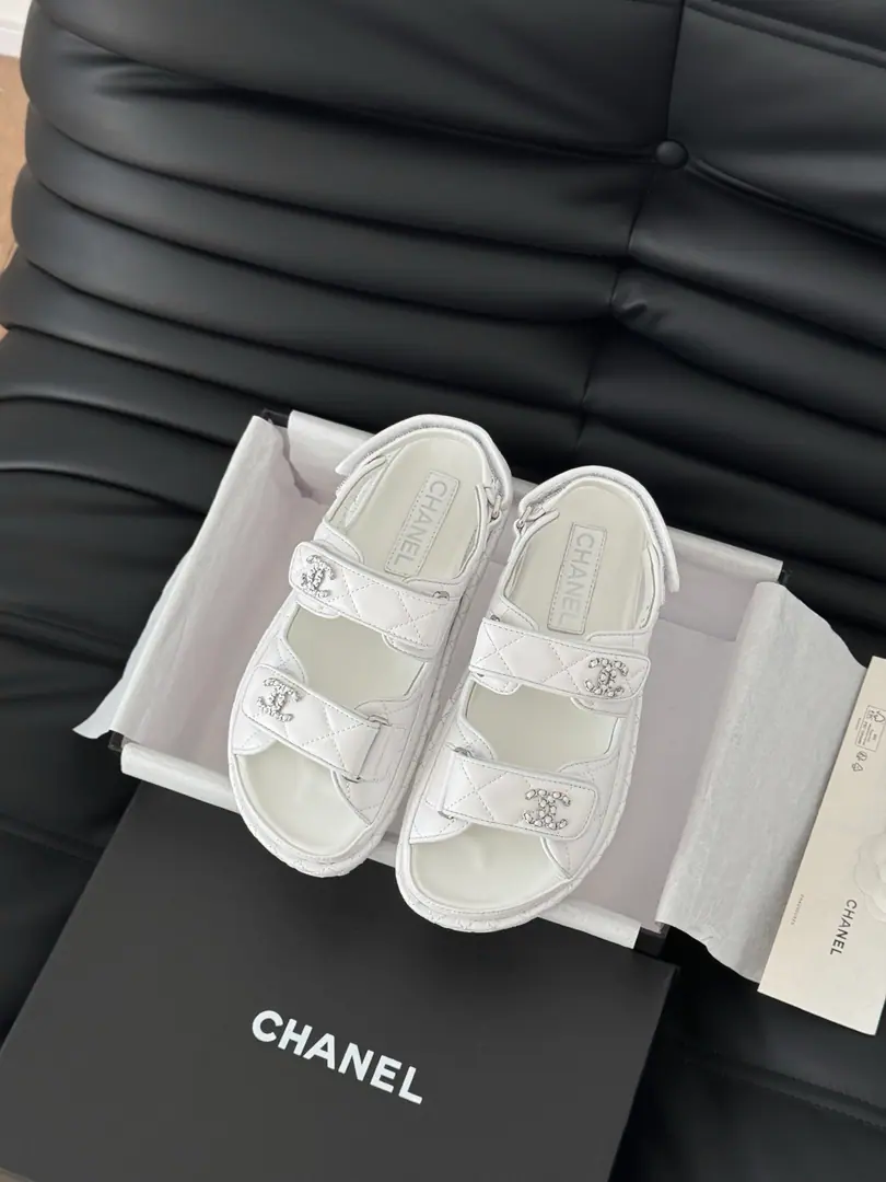 🏧𝗖𝗛𝗔𝗡𝗘𝗟 New magic with the classic sandals. Top Quality Original Customise Requisition level！ All the colors are in my house.！ Import of specific flour+Foot./The inside sheep.+Rubber bottom Original hardware button design, It's simple and fashionable. All with cabinet top packing！ size:35-41 [40.41Do it.]
