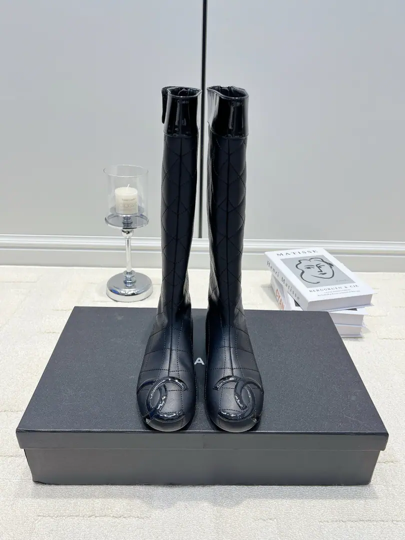 G CHANEL Chanel's high-light knight boots.26ss Dark and elegant ceiling Chanel's classic diamond boots sealed the gods. Pure black dumb light self-portrait with advanced filters, Autumn and winter, 100 million boots. The boot-faced, painted-faced, color-flash design., Little details are just full of precision. The order for the old old old old old-fashioned diamond suture., It's a very good recognition. Straight-winded boots., Hide the calf., The muscle legs are easy to fix. He's soft with a zero and flat foot., I've been walking around for a long time. Rear zipper., You're not a bad guy. The coat is for the hair., A leather coat., - A suit?, Weeded dress., There's a lot of air in the stockings. Xiang Fung, The ancient Fountain., I'm gonna switch every day. ▪Shoe.: Episode of cattle ▪Foot.: In the sheep's skin. ▪Otsumi!: Rubber Bottom ▪Codes: 35-40（40I'll make sure I don't change it.）