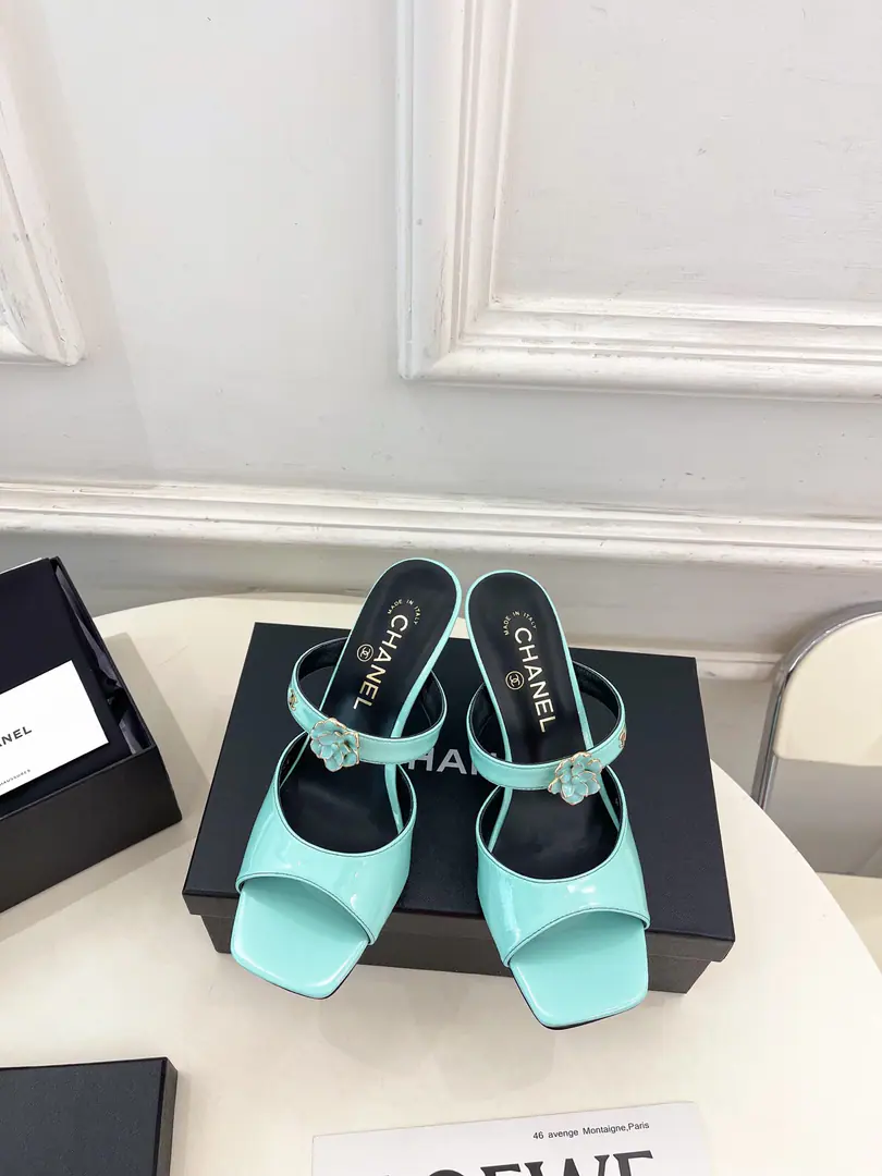 𝐂𝐇𝐀𝐍𝐄𝐋 | Kaori! 26𝐬𝐬 🦋2026Spring and summer brand new. The cabinet is a classic show. Xiang-tzu.CMountain tea flower with heels. New series〰 🍬 BSThe best in the fashion world. The pairs are carefully designed. Extremely simple The classic elements that never faded. 💋It's a beautiful dress. Summer's mandatory.…… ━━━━━ ЅᏇєєt ━━━━━ ▪️Shoe.: The original is a custom-made cow. ▪️Uchi.: Import silk sheep. ▪️Otsumi!: The original Italian is a big one. ▪️He's tall.: 7.5cm ▪️Shoes.: 35-39（40.41Custom without re-offer） ▪Plant price