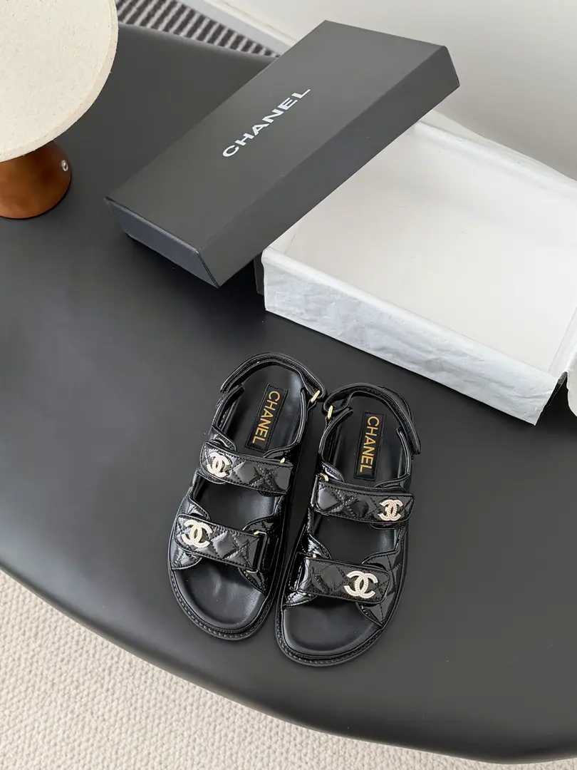 [ That's a little skin.+30 ] 🏧𝗖𝗛𝗔𝗡𝗘𝗟 New magic with the classic sandals. Top Quality Original Customise Requisition level！ All the colors are in my house.！ Import of specific flour+Foot./The inside sheep.+Rubber bottom Original hardware button design, It's simple and fashionable. All with cabinet top packing！ Size:35-41 [40.41Do it.]