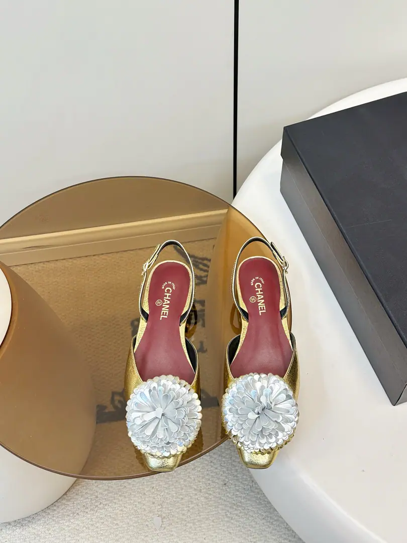 Chanel 26XThe new mountain teashoes are flat. ✨Chanel 26XChristmas bound tea shoes., Metal leather shoes+A white bouquet of tea., The luxury is so elegant.！Floor+Rear strapped design, The daily dress is so cozy and solid.👠. The mountain tea flower is...ChanelClassic elements, It's a symbol of nobleness and romance., We can ride on holidays or in official places., It's a great match for a dress or a simple dress., Easy to upgrade the bright spot.💎. Shoe.: Skins of sheep. The inside sheep. Italian skin. Codes35-40（40.41Make a reservation.