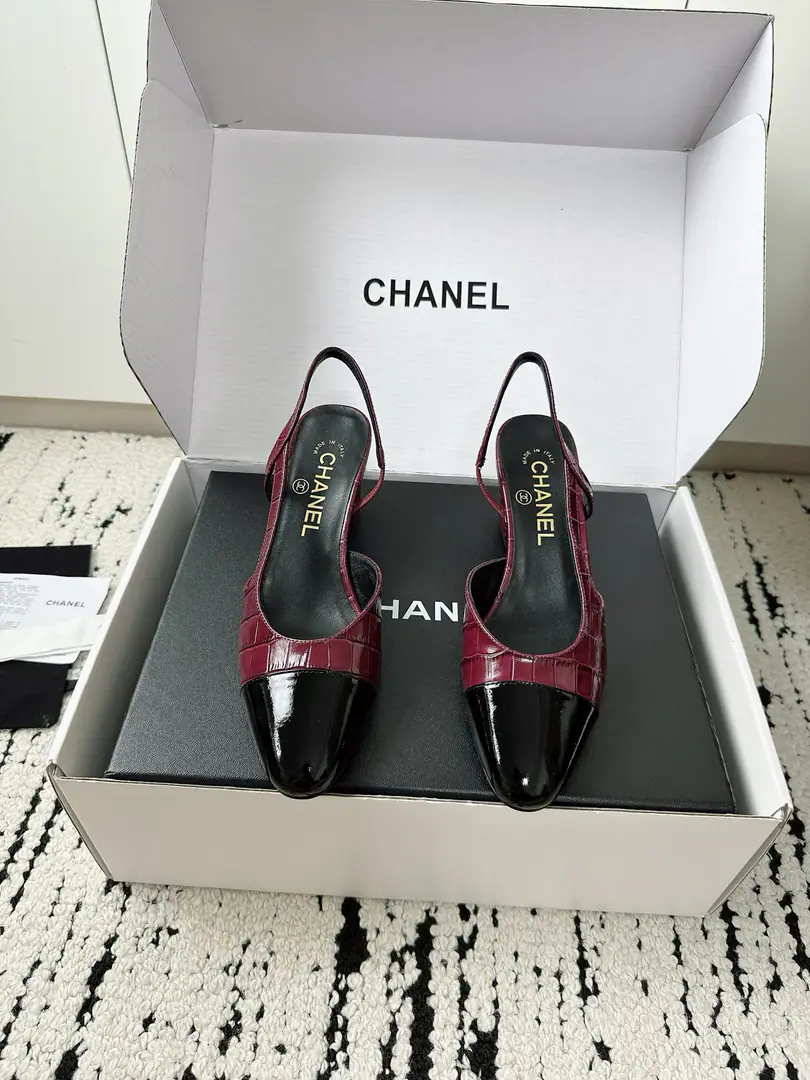 🏧𝗖𝗛𝗔𝗡𝗘𝗟Xiangixiang's classic coloring Alligator tattoos, empty sandals. Top Quality Facework customized leather with original The inside feet are all sheep's skin. Italian imports are so thick. size: 35-39（40/41Custom）