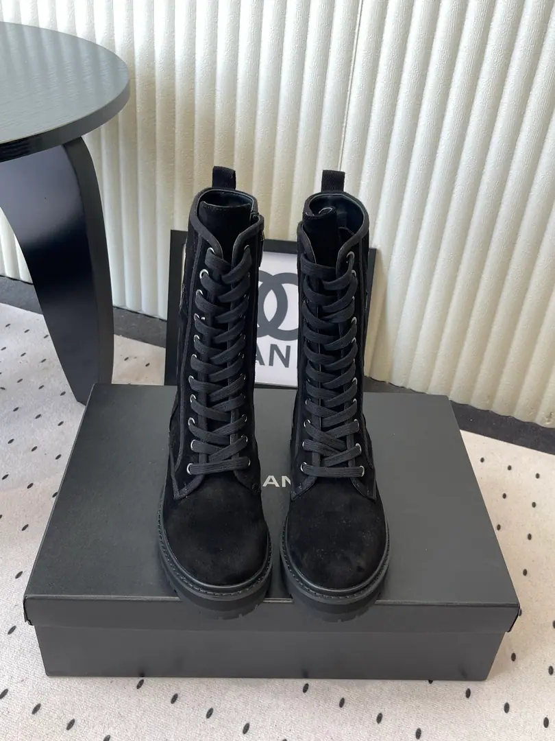 ChanelDoubleC- A pair of flat-skinning Martin boots. When it's rough, the regenerative sense of impact is high quality. These boots are fashion notes that cross time and space.. The pair hidden on the side of the shoe.CMarking Let brand recognition be revealed in detail. Dark design - I'm sorry."High-slender mythograph". Ratio of T-shirt-type precision to leg Whether it's a pair of jeans or a regular pleasure. Or a fine suit and a show-off. Or hit a paralytic dress. It's easy to be a hundred keys in the closet. ♪ Through the autumn and winter ♪. Facework customized leather with original The insides are all sheep's skin. Original modeling, slide-proof floor Size: 35-39（40/41Custom）