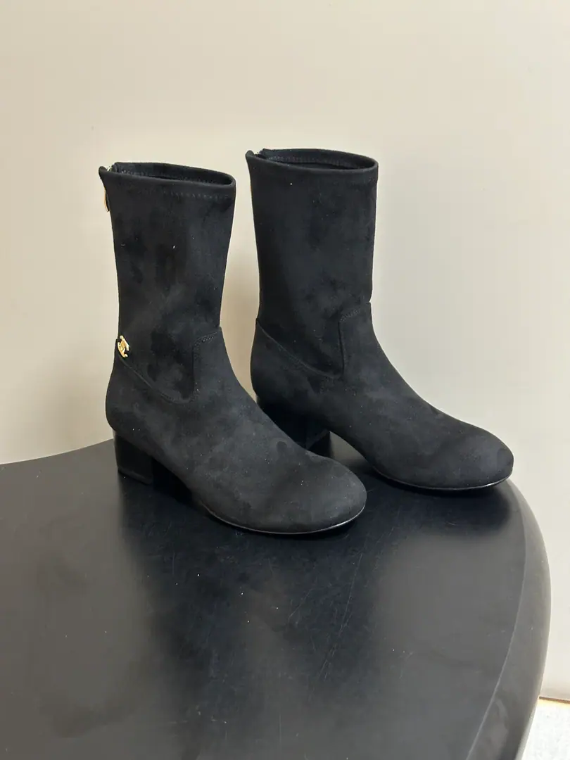 2026 Autumn and winter money. Chanel It's a classic.CPull the zippers and the ankle boots after the round. The show of the Qin Yushu series., The Xian family has a very high-quality and luxury wind.. Side zipper design is easy to wear.·Easier！The slings are very soft., It's a very packaged one., Wearing air comforts.. The upper foot is so strong.！ Shoe.: Customized Skins Uchi.: Importing ballistics Foot.: Lamb skin. Shoes under the sole.: Italy is a big-ass country.！ He's tall.: 4cm Codes: 35-39（40.41I'll make sure I don't change it.）