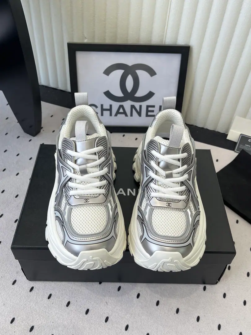 ChanelNew sneakers. High Version The season's major in tidal shoes., The social media owners have been taking a single item., Very.fancy A hundred. You'll have to pay for it., Skin., Head., The line and all the details., The shoe face is full of accessories. ❗️❗️ The original shoe face is custom-made for the cow-skin. Original modeling skin pressure Shoes face 3D flow Original open-form multilayered base Size: 35-40