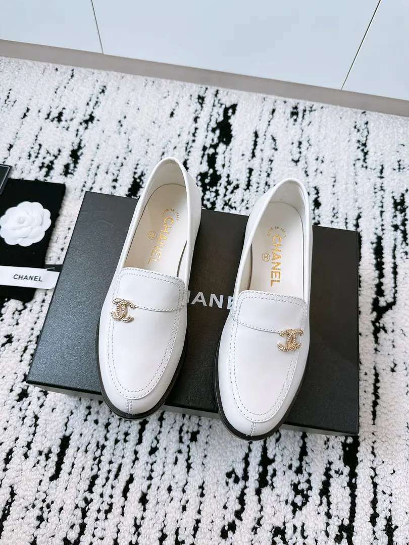 🏧𝗖𝗛𝗔𝗡𝗘𝗟Top of the lyver shoes. The big stars are a red-hot show. A hundred-year-old classic.！ A big one.！We're gonna hit him with a pound.！ The shoe is imported into the skin. Importing comfortable sheep's skins and putting feet inside. The original Italian is a very big one. Size35-41（40.41Make a reservation.） ⚠️Need a plane box.+