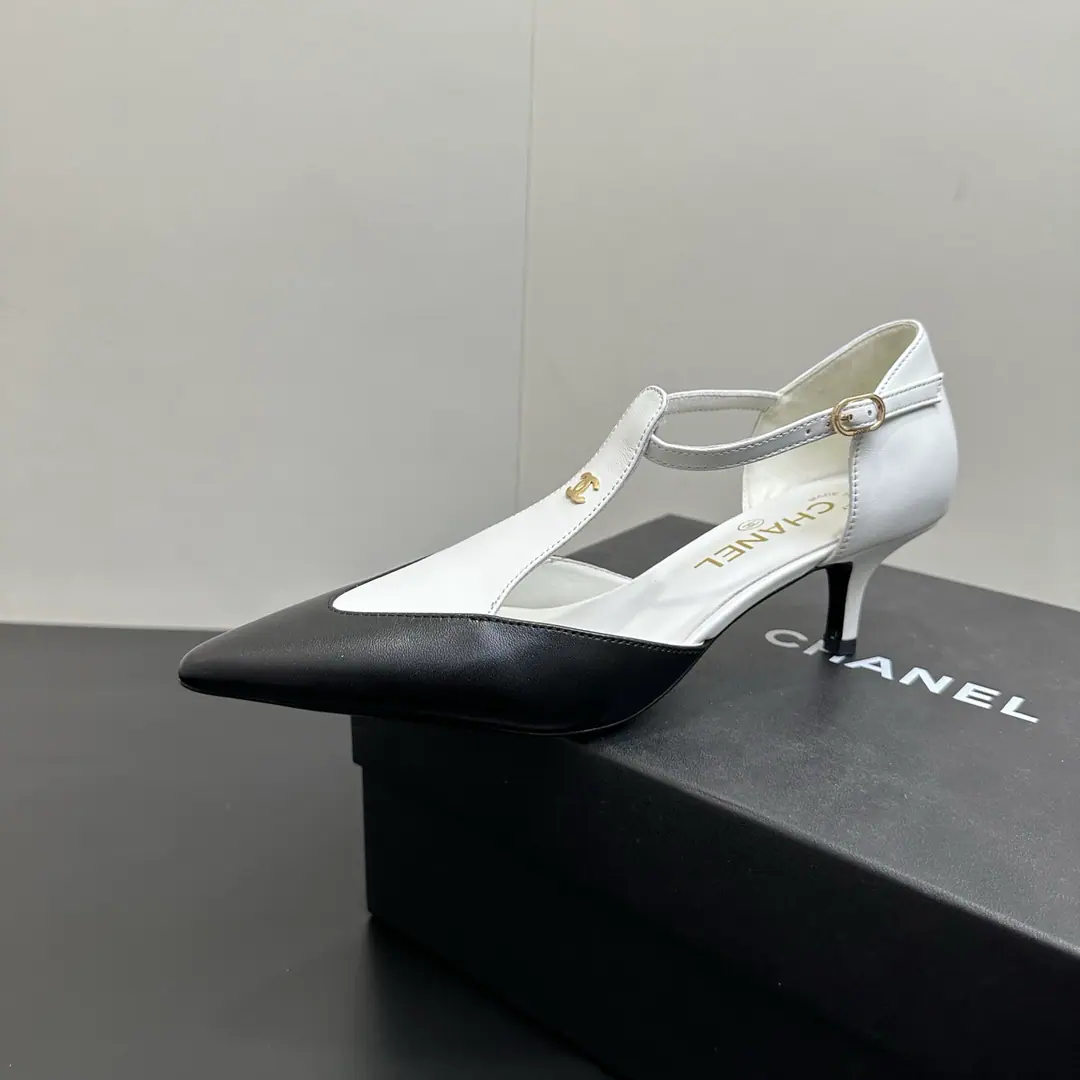 🍌🍌 26ssSpring and summer.ChanelChanel. Little Fancy, double-coloured, medium-high-high-shoes.C- Slip the heels. Pointy Design:♪ Elegance and thinness ♪, Pulling legs and bowing bows and bowing bows.:Sweet and sweet., Add female charm and design.:High and thin., Show me the gracefulness of the show., It's for every occasion. - I'm not a professional., Showing the grace of a woman in the workplace and her ability to match her dress with her dress., To be the focus of the whole show. With a dress., A romantic, soft side with jeans., ♪ Easy to ride the leisure style ♪ It's either a daily commute or a party., It'll make you feel better., Show me grace. Shoe.: Lamb skin. Inside, put your feet on the inside.: Lamb skin. He's tall.: 5cm Shoes under the sole.: Italy is a big-ass country. Codes: 35-39（40.41I'll make sure I don't change it.）
